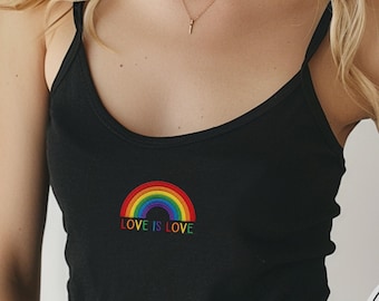 Camiseta bordada del orgullo arcoíris, top sin mangas "Love Is Love Rainbow" de Bella Canvas, camiseta LGBTQ de microcanalé con estampado arcoíris. Ropa minimalista y bonita del orgullo.