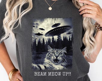 Vintage Alien Cat Selfie T-Shirt: Funny Spaceship Tee