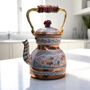 Théière en cuivre martelé faite main | Bouilloire à thé de style ottoman gravée | théière vintage sur la cuisinière | Décoration de cuisine bohème | Capacité de 1,37 pinte