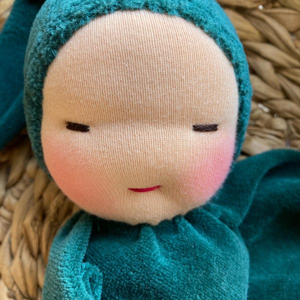 Muñeca Waldorf de terciopelo verde bosque hecha a mano, regalo para baby shower