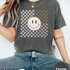 Smiling Flower Shirt, Vintage Smiley Face Trendy Graphic Shirt, Comfort Colors®, Oversized, Boho, Smile Shirt for Women, Birthday Gift