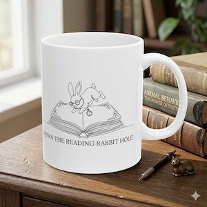 Taza "Agujero del Conejo para Leer" – Taza de café minimalista con diseño de conejito para amantes de la lectura