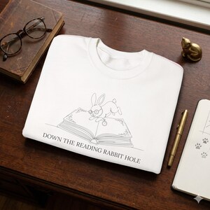 Sudadera Reading Rabbit Hole – Sudadera minimalista con estampado de conejos y ratones de biblioteca.