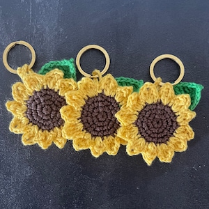 portachiavi girasole uncinetto amigurumi. Completo di anello.
