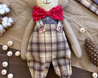 Osito de peluche suave hecho a mano con overol a cuadros: compañero ideal para la hora de dormir de los niños. Un juguete reconfortante que ayuda a los niños a dormir mejor.