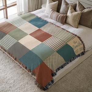 Manta personalizada con patrón de patchwork, manta personalizada con nombre familiar, regalo de boda de algodón tejido geométrico nórdico, decoración verde óxido terroso