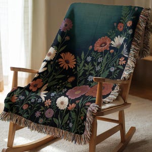 Geweven katoenen plaid blauwgroen met wilde bloemen: rustiek decor met franjes