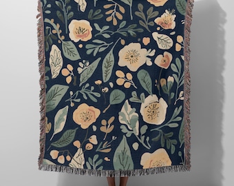 Nordisk botanisk vävd bomullsfilt - Marinblå med persikoblommor och salviagröna blad, modern skandinavisk design