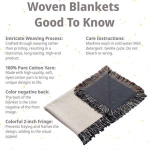 K&ouml;nnte beinhalten: Zwei gewebte Decken mit farbenfrohen Fransen werden gezeigt. Die Decken haben auf einer Seite eine neutrale Farbe und auf der anderen Seite eine dunklere Farbe. Der Text oben lautet "Woven Blankets Good To Know". Das Bild hebt das Weben und Baumwollgarn hervor.
