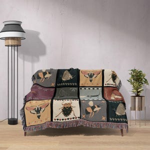 Woven Insect Theme Patchwork Blanket, Cozy Colorful Nature Inspired Cotton Bedding Throw, Perfect Gift Idea for Bug Lovers Living Room Decor
