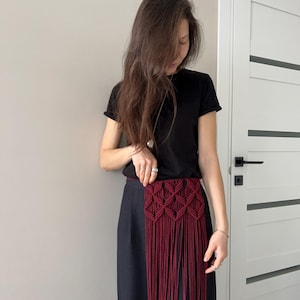 Cinturón de macramé granate con flecos, cinturón bohemio de algodón hecho a mano para atuendos de festival, color personalizado disponible.