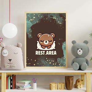 Niedźwiedź Wall Art – Uroczy Kawaii Printable do pokoju dziecięcego, pokoju dziecięcego lub przytulnego kącika - plakat Sleepy Bear, strefa odpoczynku, akwarela, pobieranie cyfrowe
