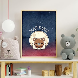 Niedźwiedź do wydrukowania na ścianie – Nap King Słodki Śpiący Niedźwiedź – Wystrój pokoju dziecięcego – Kawaii Wystrój sypialni dla chłopca lub pokoju dziecięcego – Pobieranie cyfrowe