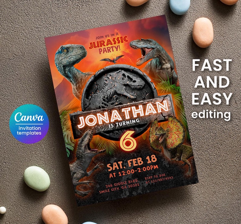 Puede incluir: Una colorida invitaci&oacute;n para una fiesta de cumplea&ntilde;os con tem&aacute;tica de Jurassic. El dise&ntilde;o presenta ilustraciones de dinosaurios, el texto "JONATHAN IS TURNING 6" y detalles de la fiesta. Plantilla de invitaci&oacute;n de Canva.