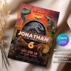 Puede incluir: Una colorida invitaci&oacute;n para una fiesta de cumplea&ntilde;os con tem&aacute;tica de Jurassic. El dise&ntilde;o presenta ilustraciones de dinosaurios, el texto "JONATHAN IS TURNING 6" y detalles de la fiesta. La invitaci&oacute;n est&aacute; personalizada con el logo de Canva.