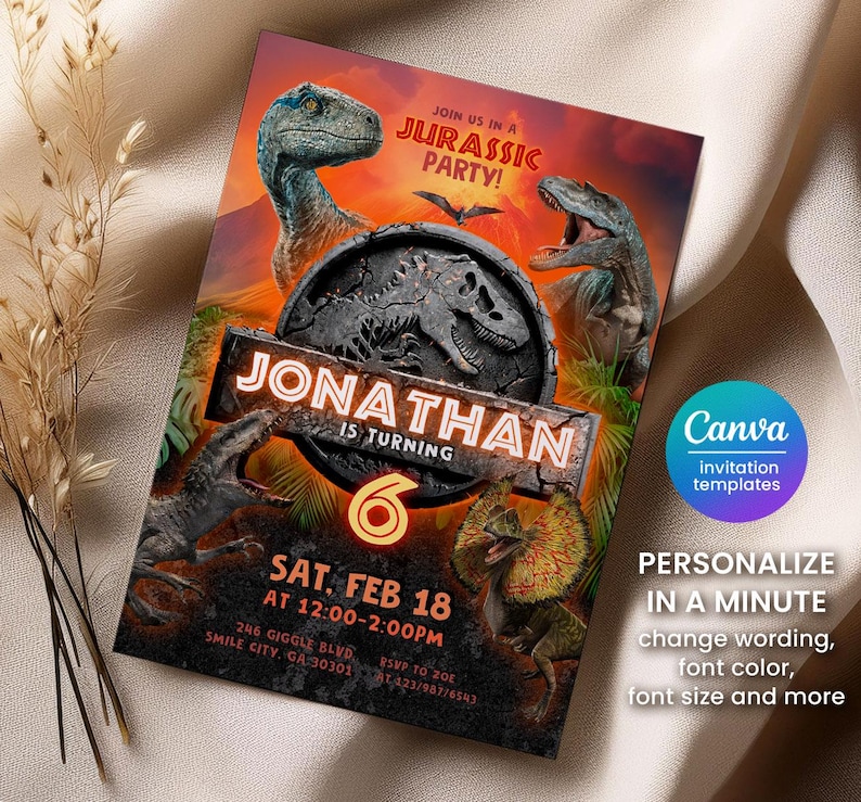 Puede incluir: Una colorida invitaci&oacute;n para una fiesta de cumplea&ntilde;os con tem&aacute;tica de Jurassic. El dise&ntilde;o presenta ilustraciones de dinosaurios, el texto "JONATHAN IS TURNING 6" y detalles de la fiesta. La invitaci&oacute;n est&aacute; personalizada con el logo de Canva.