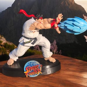 Estatua coleccionable de cuerpo completo de Ryu: hecha a mano con el icónico diseño de Street Fighter, perfecta para fanáticos, exhibición y como regalo
