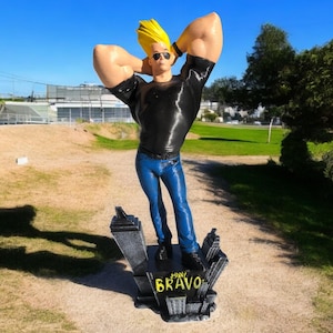 Statua da collezione Johnny Bravo - Fatta a mano con iconico fascino dei cartoni animati, perfetta per collezionisti nostalgici, esposizione e idee regalo