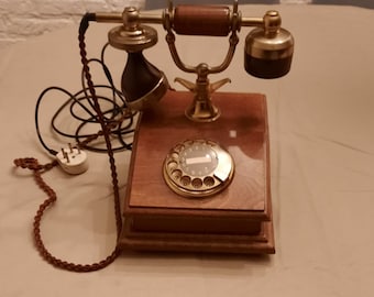 Telefono antico con quadrante rotativo