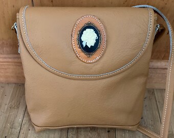 Shoulder leather bag with classic cameo