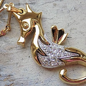 ENVÍO gratis dorado Strass Seahorse collar colgante nuevo material viejo