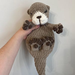 Gehaakte otterbabysnuggler: pluche knuffeldier
