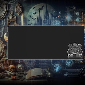 Puede incluir: Un tapete de ratón para juegos negro con un fondo gris oscuro y un logotipo de tres figuras que llevan sudaderas con capucha con el texto "CYBERTHUGS" debajo. El tapete de ratón está colocado sobre un fondo de una escena gótica oscura con una luna, murciélagos y un castillo.