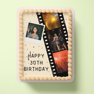 Könnte beinhalten: Ein rechteckiger Kuchen mit beigem Rand und hellbeigem Zuckerguss. Der Kuchen zeigt ein Foto- und Filmstreifen-Design mit dem Text "HAPPY 30TH BIRTHDAY". Das Foto zeigt eine Person, die ein Glas hält.