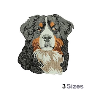 Pode incluir: Desenho bordado da cabeça de um cão de montanha bernês. O cão tem pelo preto, castanho e branco. O cão está olhando diretamente para o espectador.
