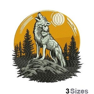 Pode incluir: Desenho bordado de um lobo uivando para a lua, rodeado de árvores e um fundo amarelo. O desenho é perfeito para projetos de bordado.