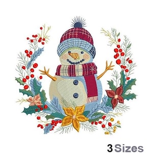 Puede incluir: Un muñeco de nieve bordado con sombrero, bufanda y guantes a cuadros, rodeado por una corona de acebo, bayas y flores de Pascua. El muñeco de nieve tiene una nariz de zanahoria y ojos de botón. El texto "3 Sizes" está en la parte inferior.