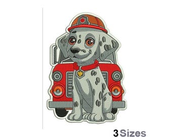 Op de afbeelding: Geborduurde patch met een cartoon Dalmatien hond die een rode en gele brandweerhelm draagt. De hond zit in een rode brandweerwagen met witte accenten. De patch is verkrijgbaar in drie maten.