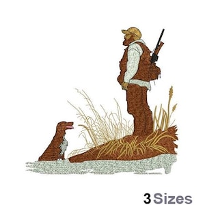 Könnte beinhalten: Stickerei mit einem Jäger mit einer Schrotflinte und einem braunen Hund, der in hohem Gras steht. Das Design ist in drei Größen erhältlich.