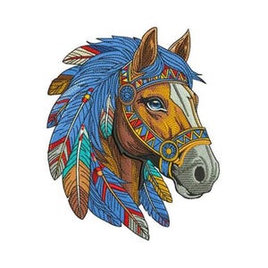 Può includere: Testa di cavallo ricamata con copricapo nativo americano. Il cavallo presenta un muso marrone e bianco, occhi blu e un muso grigio. Il copricapo include piume blu e una fascia decorativa con accenti rossi, gialli e blu.