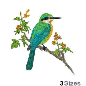 Op de afbeelding: Borduurwerk van een groene en blauwe vogel die op een tak zit met gele bloemen. De vogel heeft een lange, dunne snavel en rode ogen.