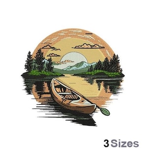 Könnte beinhalten: Gestickte Darstellung eines Kanus auf einem See mit Bergen und einem Sonnenuntergang im Hintergrund. Das Design ist in Braun-, Grün- und Blautönen gehalten.