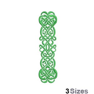 Pode incluir: Desenho de nó celta verde em forma da letra I. O desenho é intrincado e detalhado, com uma variedade de curvas e laços.
