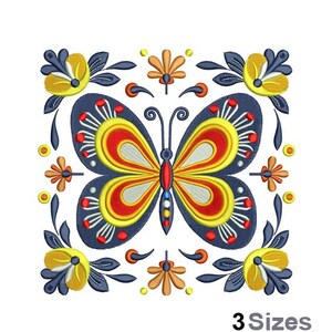 Op de afbeelding: Een kleurrijk borduurontwerp met een gestileerde vlinder met rode, gele en blauwe accenten, omringd door bloemmotieven. Het ontwerp is perfect voor borduurprojecten.