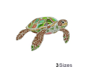 Puede incluir: Una tortuga marina colorida y estampada con detalles verdes, marrones y rosas. La tortuga está nadando con la cabeza girada hacia un lado.