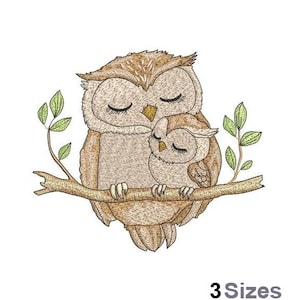 Puede incluir: Diseño bordado de dos búhos, una madre y un bebé, posados en una rama con hojas verdes. Los búhos son marrones y tienen los ojos cerrados, lo que sugiere que están durmiendo.