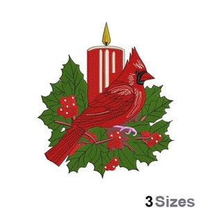Puede incluir: Un diseño bordado con un cardenal rojo posado en una rama de acebo con bayas rojas, junto a una vela roja con una llama amarilla. El diseño está rodeado de hojas verdes y el texto "3 Sizes" está en la parte inferior.
