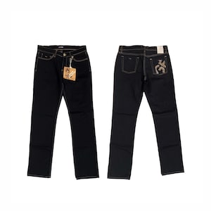 Puede incluir: Dos pares de pantalones vaqueros de mezclilla negra. Un par tiene un diseño bordado en oro en el bolsillo trasero.