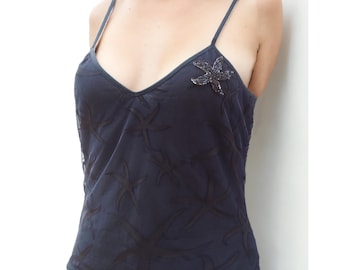 Versace zwarte top jaren 90, designer mouwloze damesblouse, luxe gouden accenten, authentieke Italiaanse mode.