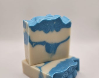 Leche de Cabra, Jabón de Eucalipto + Menta, Aceite de Oliva, Aceite de Coco, Aceite de Ricino. Hermoso jabón Blue Swirl para él y para ella.