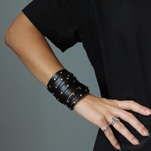 Schwarzes Nieten Leder Manschette Armband - Breites Armband für Männer, Goth Punk Stil, verstellbares Unisex handgefertigtes Accessoire