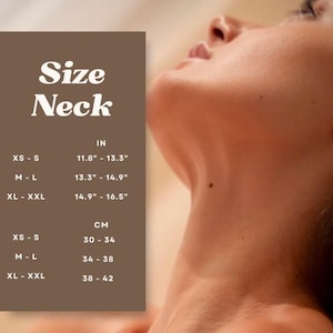 Leather choker on a model. The black strap fits snugly around the neck, enhancing the stylish look. Size chart from XS to XL with measurements in cm and inches.