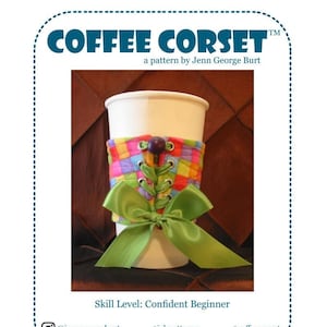Op de afbeelding: Een kleurrijke, gestikte koffiebekerwarmer met een groen lint en een wit kanten corsetontwerp. De warmer zit op een witte koffiebeker. De tekst "COFFEE CORSET" staat bovenaan de afbeelding. De tekst "Skill Level: Confident Beginner" staat onderaan de afbeelding.