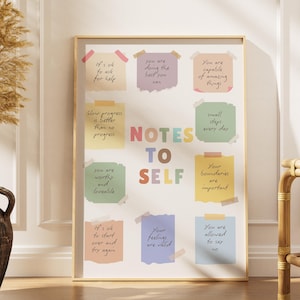 Może przedstawiać: Oprawiony plakat ze słowami "NOTES TO SELF" i różnymi inspirującymi wiadomościami na kolorowych karteczkach samoprzylepnych. Plakat jest w złotej ramie i jest eksponowany w dobrze oświetlonym pomieszczeniu z wazonem z suszonymi roślinami.