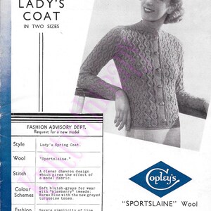 Puede incluir: Un folleto vintage de patrón de tejido para un abrigo de primavera para mujer. El patrón presenta una puntada en chevron y está hecho con lana "Sportslaine". El folleto es de Copley-Smith & Sons Ltd. en Manchester y Londres. Precio 4d.