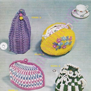 Puede incluir: Un patrón de tejido de punto vintage para cinco diseños diferentes de calienta-teteras. Los patrones incluyen un calienta-teteras morado, amarillo, verde, rosa y blanco. El patrón se titula "Sirdar 2071 9d".